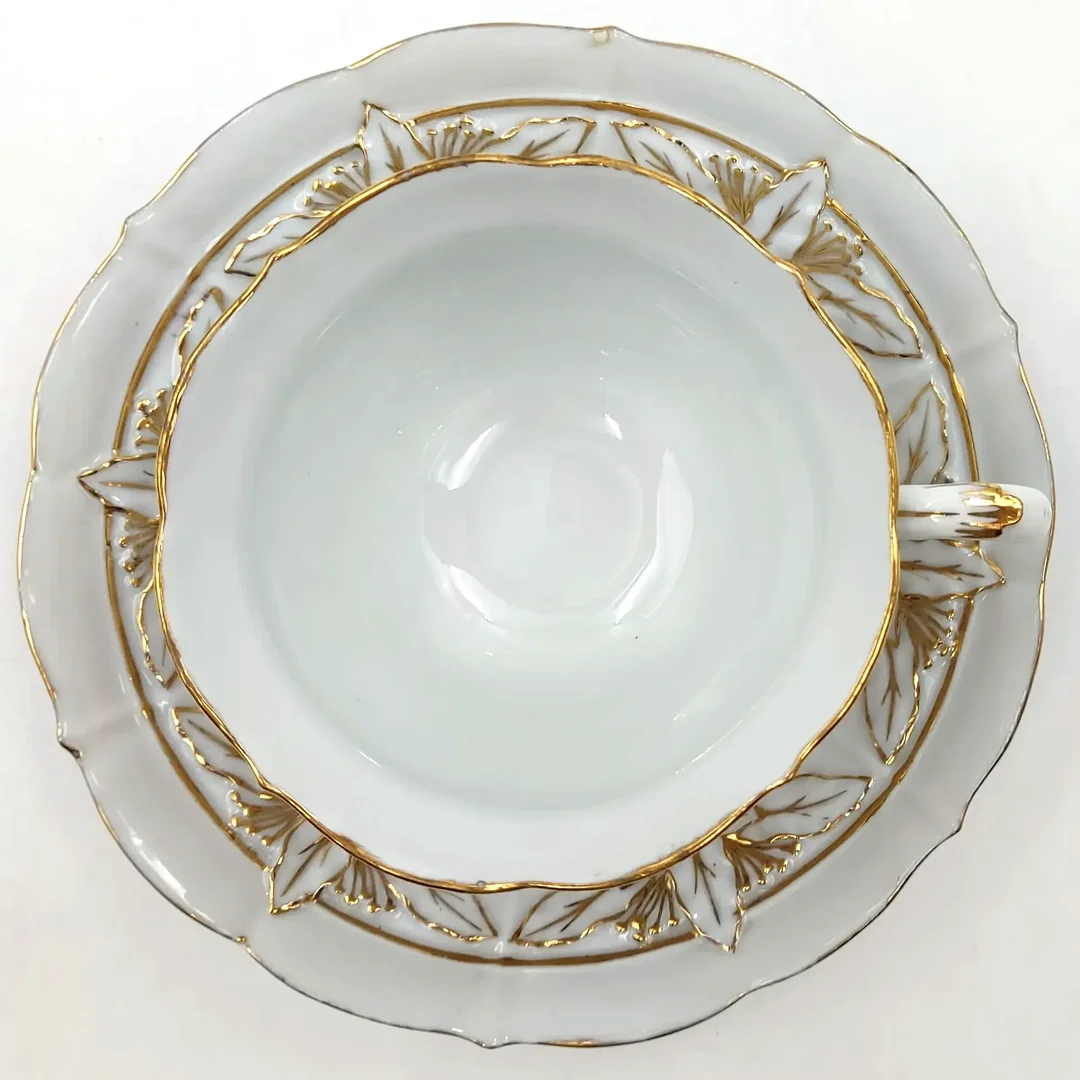 Tasse mit Untertasse Meissen (2-teilig) - gold gehöhter reliefierter Blattdekor – Bild 2