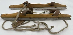Antike Holzschlittschuhe mit Metallkufen - aus dem 19. Jahrhundert – Vorschau 2