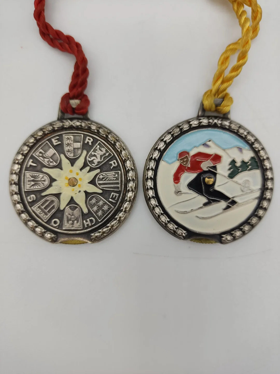 2 Vintage "Kanzelbahn" Anhänger/Drehmedaillon – Bild 2