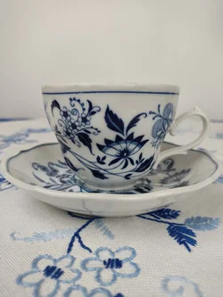 Blue Danube Untertasse und Bavaria Kaffetasse, mit Zwiebelmuster  | Zeitloser Porzellan-Schatz – Vorschau 3