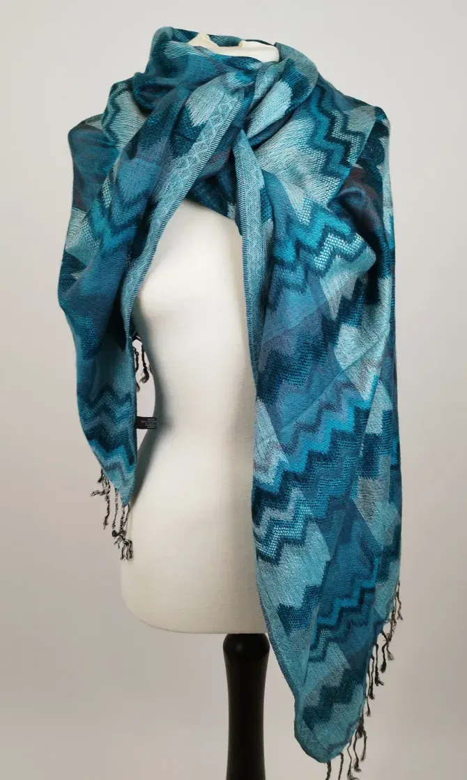Bemusterter Schal - ca. 180cm lang / 70% Viskose, 30% Seide - Bild 4