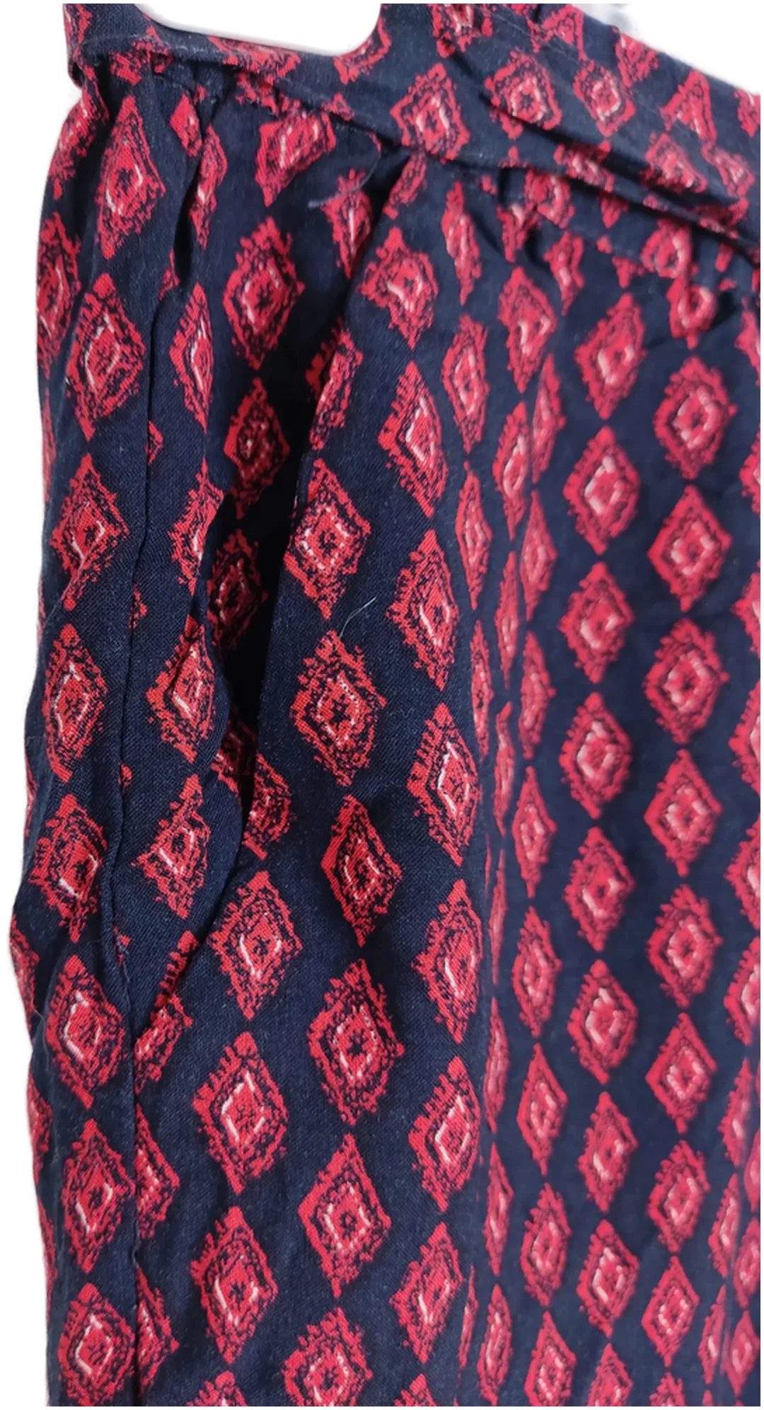 Hose, Dreiviertel mit Gummizugbund und Gürtel, schwarz/rot gemustert mit Taschen, Größe L (geschätzt) – Bild 3