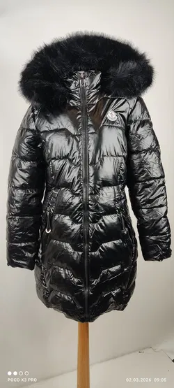 Moncler Schwarze Daunenmantel mit Kapuze - Bild 1
