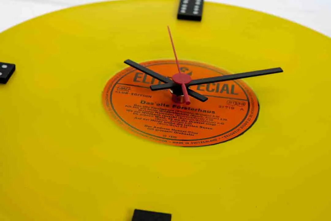 Zeitspur: Retro-Chic: Handgefertigte Schallplattenuhr mit Domino-Akzenten – Bild 3