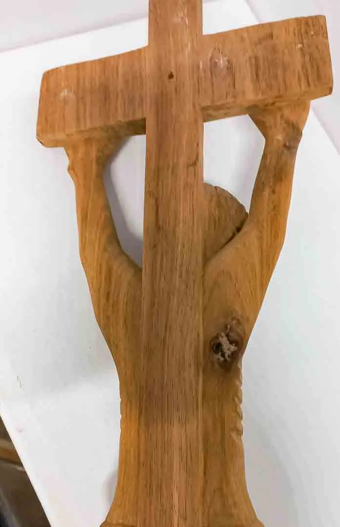 Modernes Kruzifix aus massivem Holz – Handgeschnitzte Sakralkunst – Bild 3