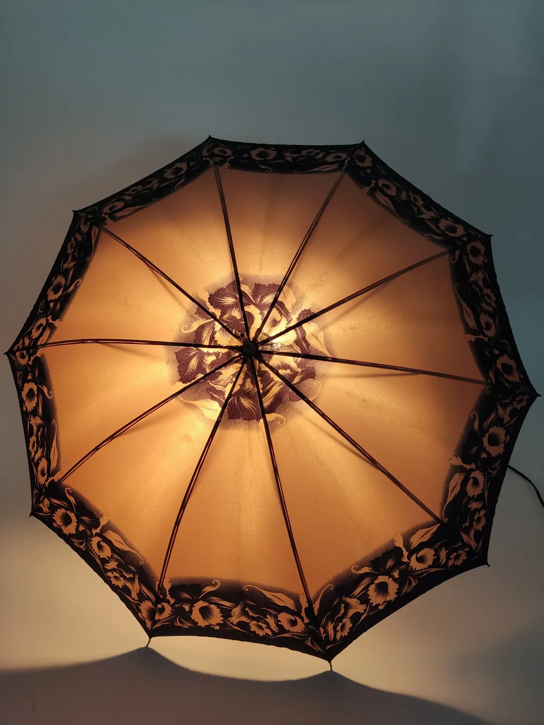 Vintage-Flanierschirm / Sonnenschirm / Damenschirm beige-schwarz geblümt - Bild 4