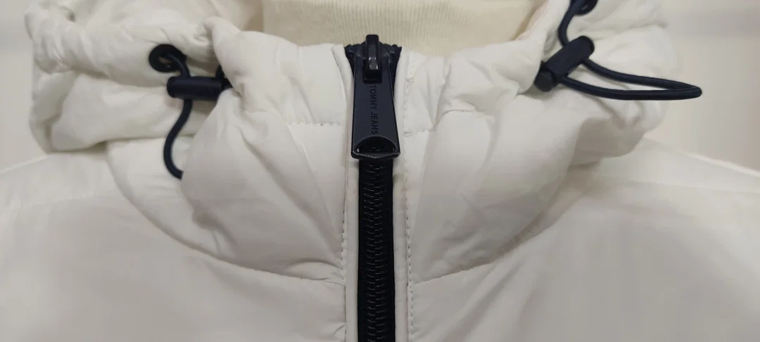 Tommy Jeans Damensteppjacke mit Kapuze in weiß, Größe S – Bild 4