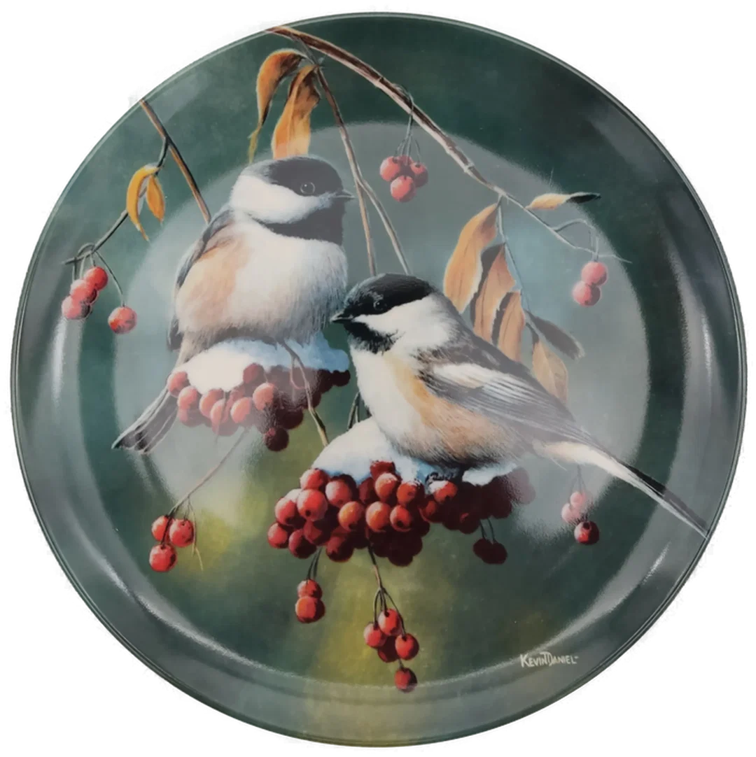 Porzellan Sammlerteller von Edwin M. Knowles, 3er Set, Kollektion Birds of Your Garden, "Ther Cardinal", "The Baltimore Oriole", "The Chickadee", von 1985 mit Wandhalterung – Bild 2