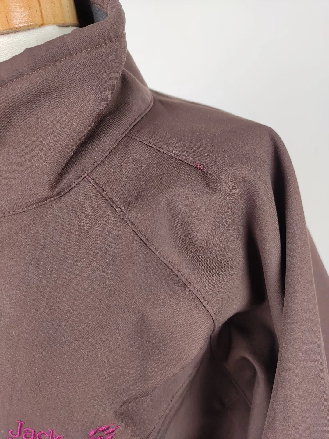 Jacke "Jack Wolfskin Outdoor", langarm mit Stehkragen, dunkelbraun mit Stickerei, Größe XL  – Bild 2