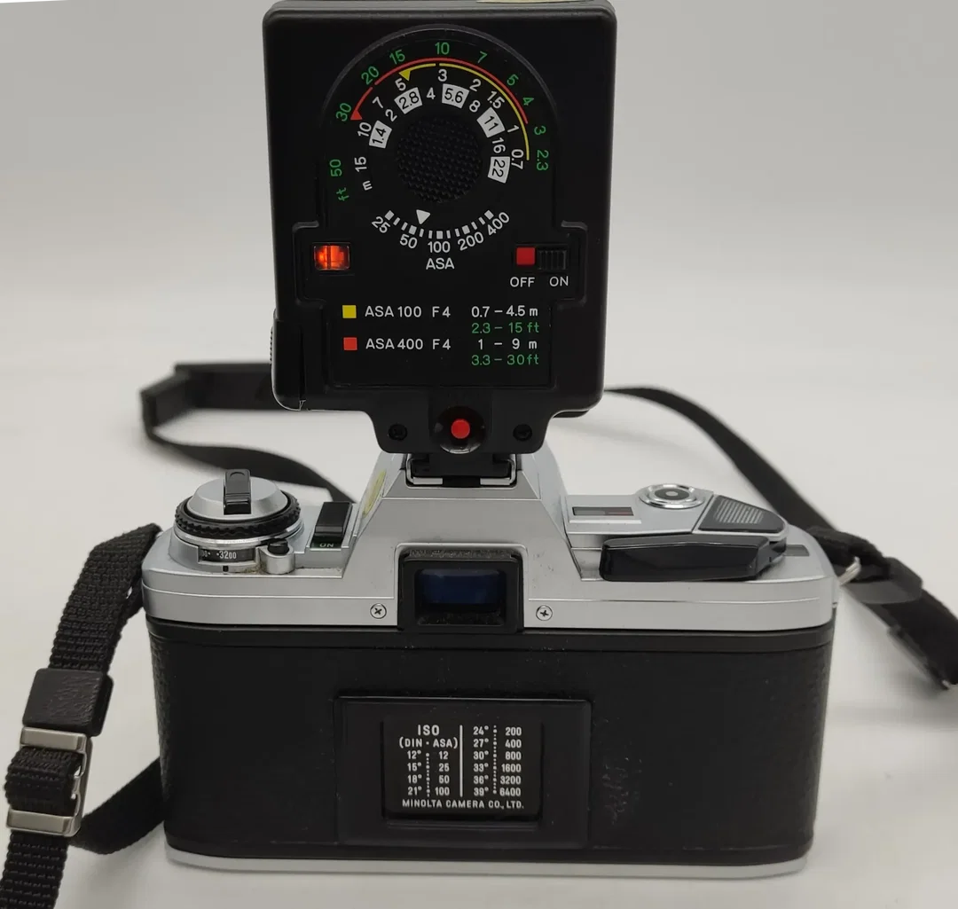 Minolta X 300 Spiegelreflexkamera mit 3 Objektiv 28mm ,50mm ,135mm mit Blitz und Tasche – Bild 2