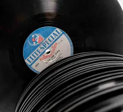 35 Stk. Schellackplatten, diverse Interpreten und Musikrichtungen für Phonograph - Bild 3