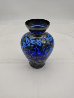 Venezianische Murano-Glaskunst-Vase, kobaltblau mit floraler Silberauflage und Schriftzug Meran, mundgeblasen, Höhe 11cm