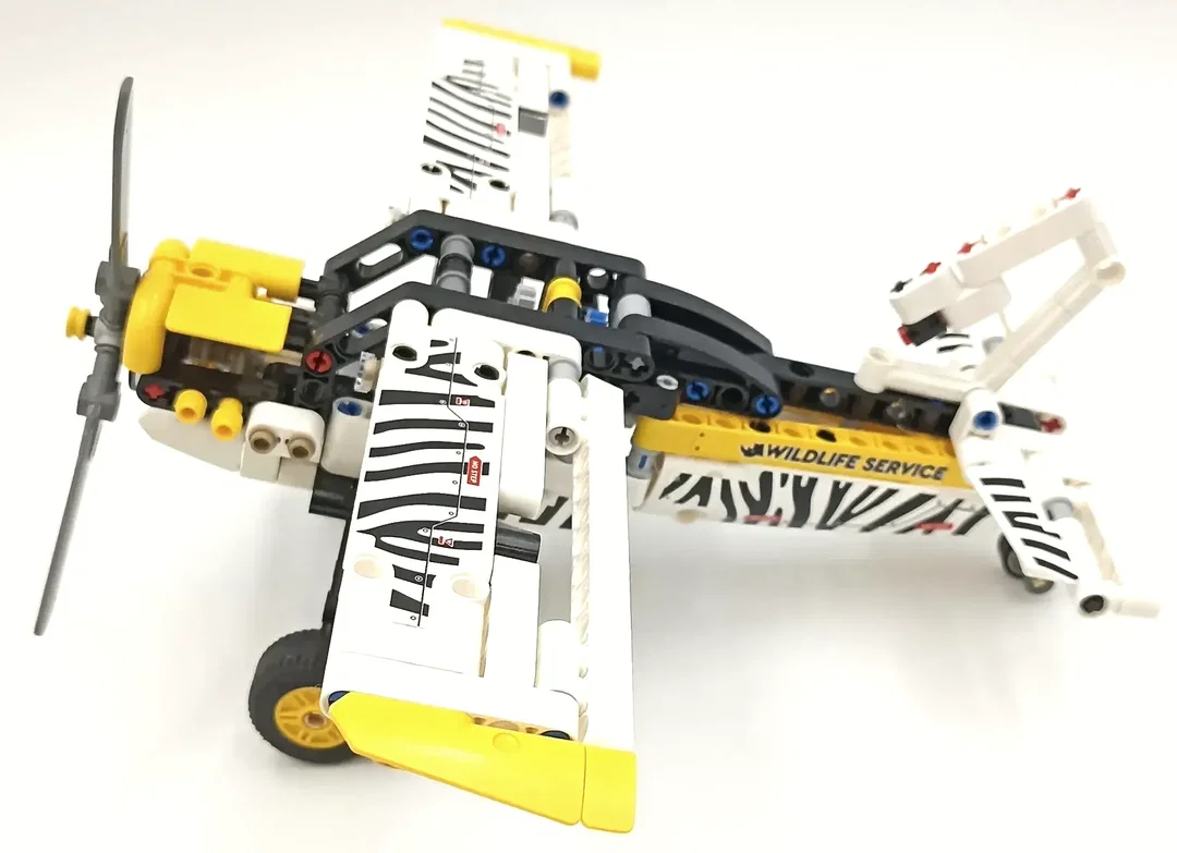 LEGO Technic Propellerflugzeug 42198 – Bild 3