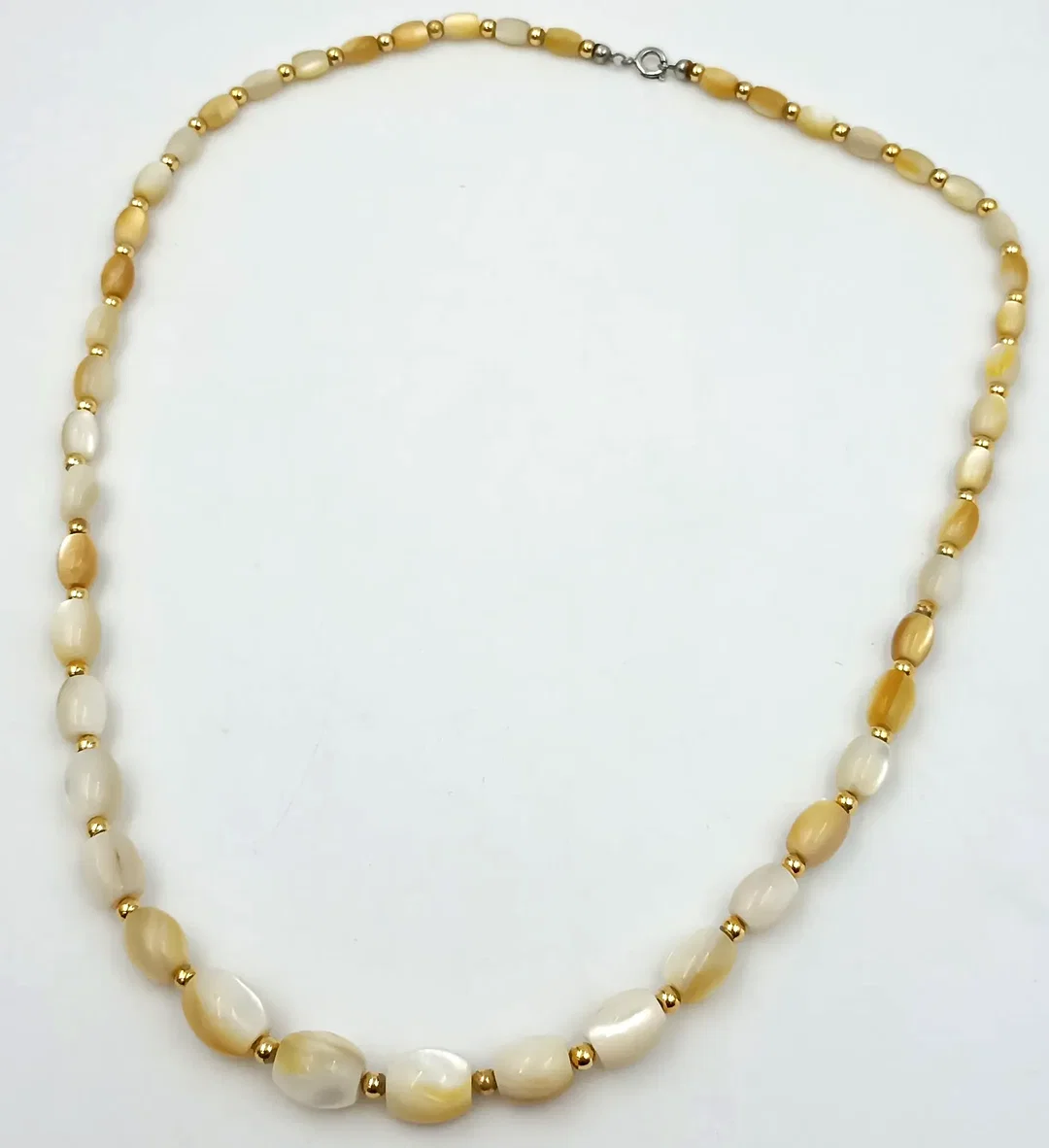 Vintage Halskette in Creme & Hellbraun mit goldfarbenen Akzenten – Bild 1