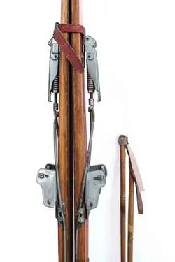 Ski Vintage Set: Hagan Skier mit Geschichte, Bindung und Stöcken - Bild 3