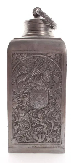 Dekoratives Zinngefäß mit Schraubverschluss, reich verziert mit floralen Mustern, Wappen, Löwenmotiv, Harfe und Meerjungfrau. - Bild 2
