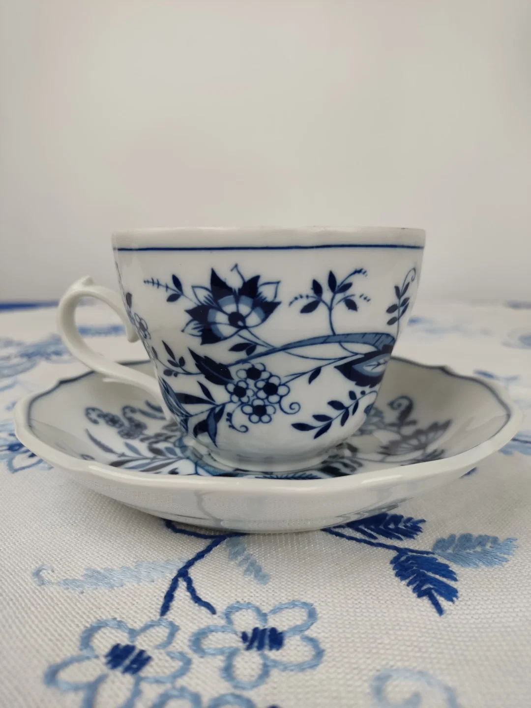 Blue Danube Untertasse und Bavaria Kaffetasse, mit Zwiebelmuster  | Zeitloser Porzellan-Schatz – Bild 4