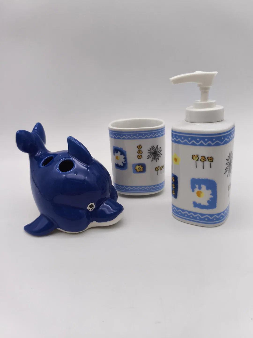 3 tlg. Badezimmer Set, spirella Seifenspender, spirella Zahnbürstenbecher/Zahnputzbecher, Delfin-Zahnbürstenhalter – Bild 1