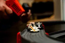 TCR Freispur-Autorennbahn 300 mit Hinderniswagen - Bild 2