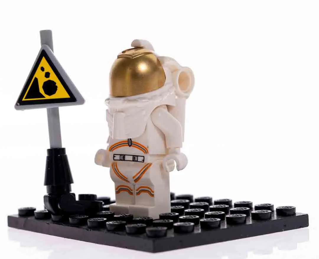 LEGO Minifigur Astronaut mit goldfarbenem Helm & Warnschild, Space City – Bild 2