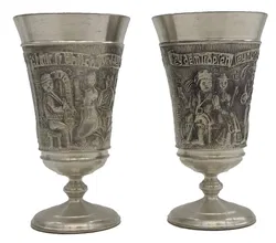  Zinnbecher Set 6-teilig von BMF (Bayerische Metallwarenfabrik) - Mittelalterliches Reliefmotiv - Reinzinn, inkl. Artina Zinnkanne mit Deckel - Bild 3