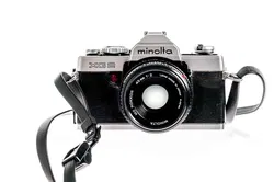 Minolta XG-2 Spiegelreflexkamera mit Objektiv 1:2/45 mm und diversem Zubehör - Bild 1