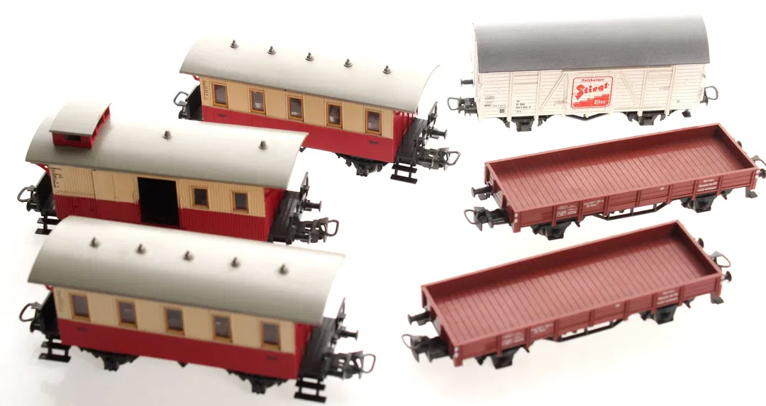 H0 Konvolut – 2x Niederbordwagen, 2x Personenwagen, 1x Gepäckwagen + 1 Roco 46027 ÖBB Stiegl Bierwagen - Bild 1