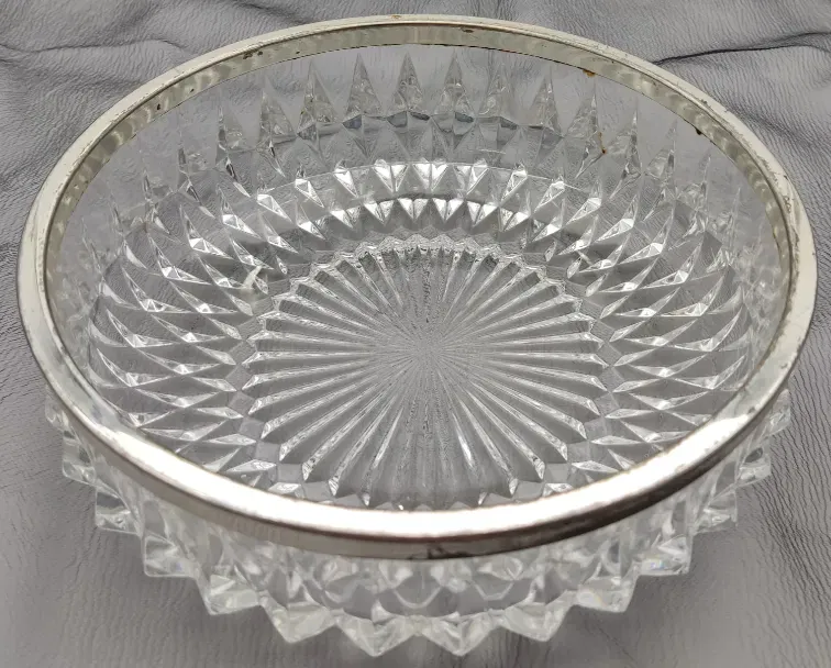 Alte Glasschüssel mit Metallrand - Bild 1