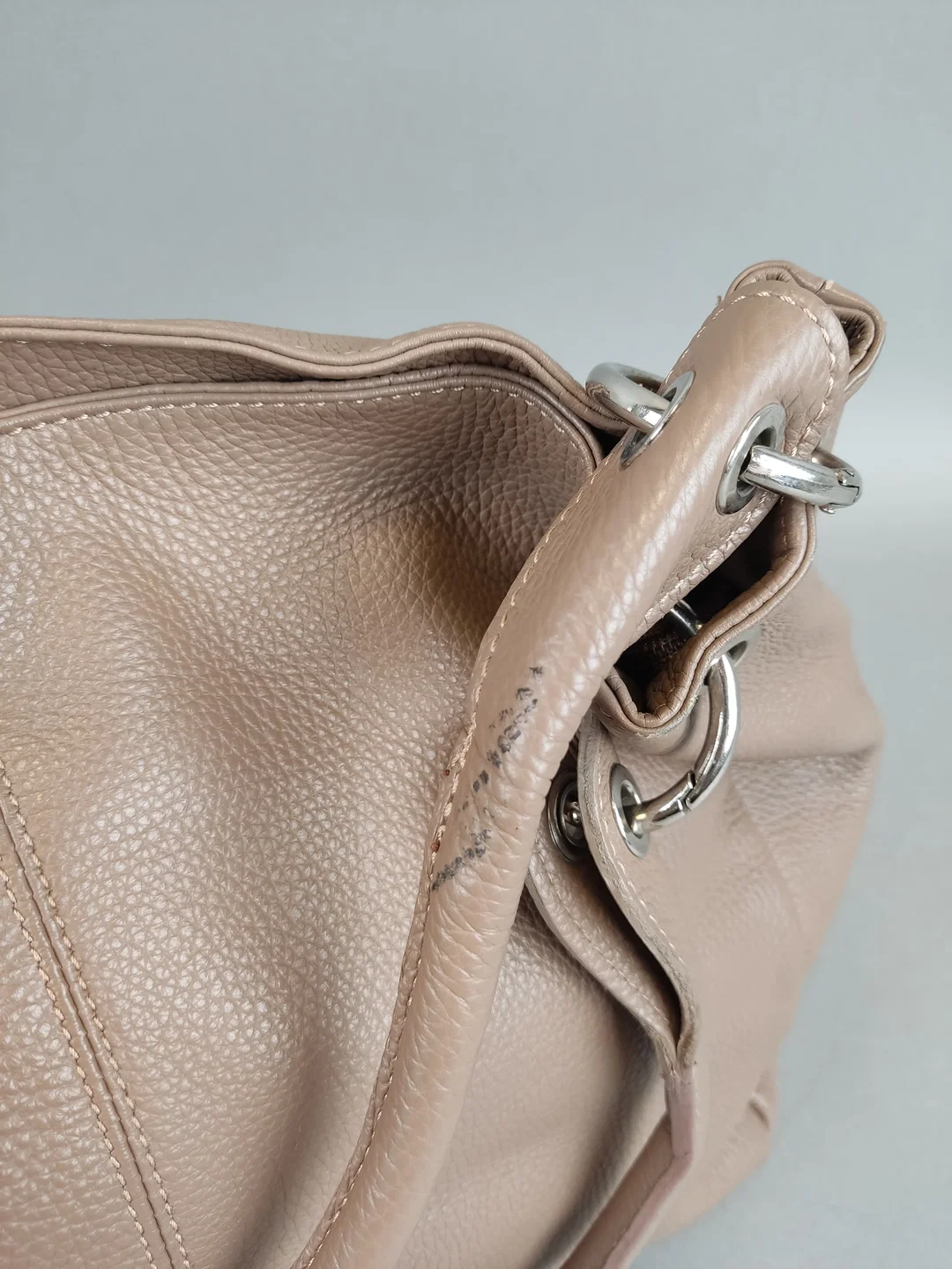 Handtasche aus Leder - taupe – Bild 9