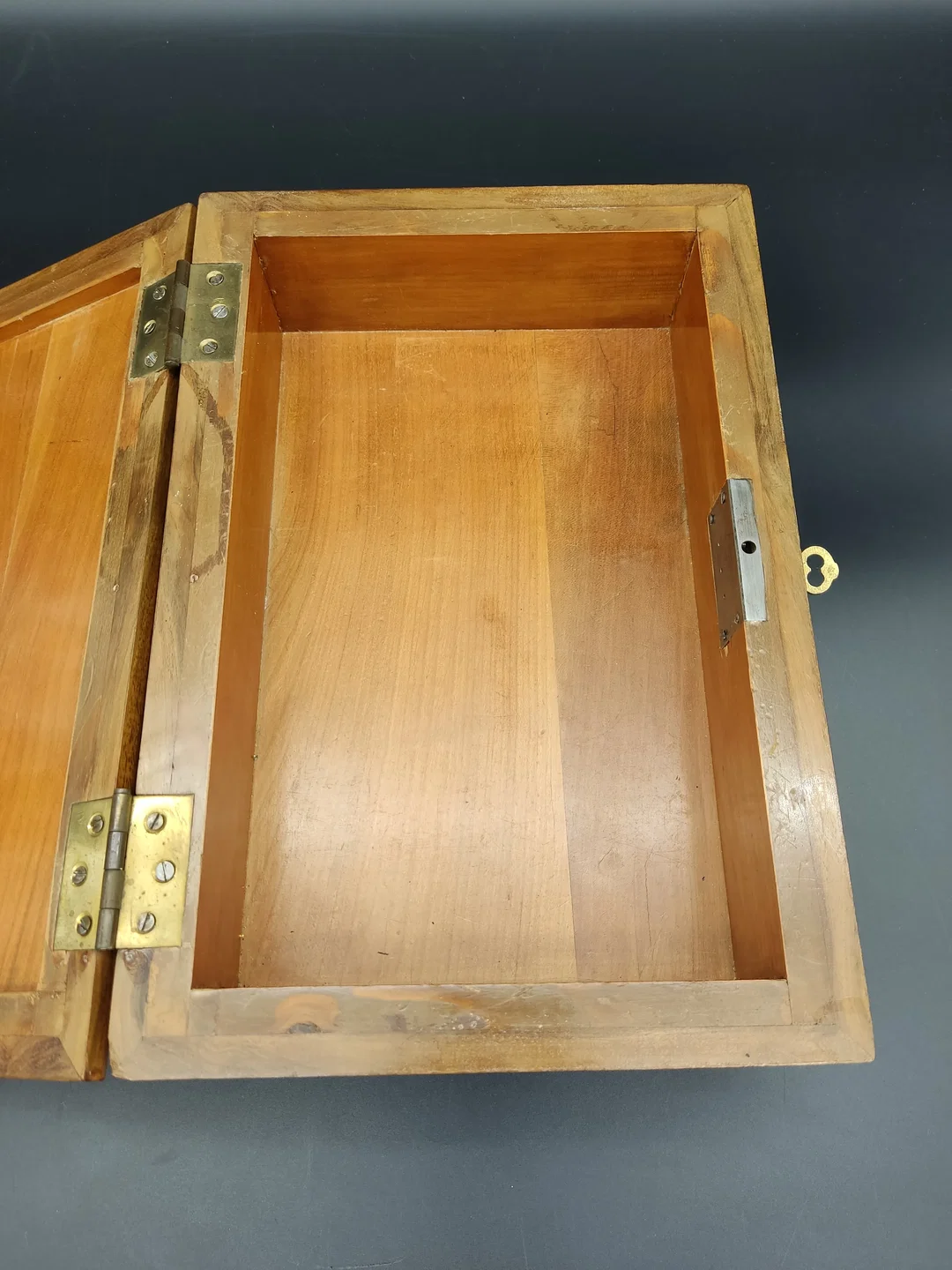 Vintage Aufbewahrungsschatulle aus Holz mit Schlüssel – Bild 4