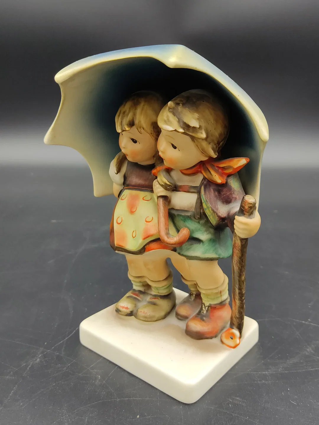 Vintage Goebel Hummel Figur 71 "Unter einem Dach" aus den 1950er-Jahren – Bild 5