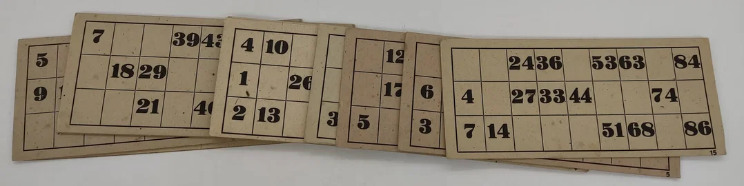 Vintage Sammlung von Bingokarten und Steinen  – Bild 7