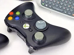 Microsoft Xbox 360 S Set - Xbox 360 Slim Konsole mit 3 Controllern, Chatpad und Zubehör - Bild 6