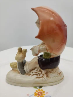 Deutsche Porzellanfigur Junge mit Regenschirm und Enten | Hummel-Stil – Vorschau 4