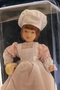  DE AGOSTINI Sammlerpuppe / Porzellanpuppe, Höhe 15cm - Bild 2