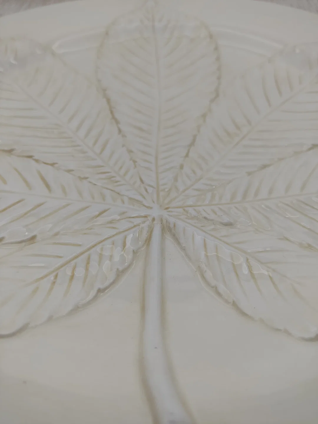 Krömer Porzellan-Dekoteller in Creme | Kastanienblatt-Relief – Bild 4