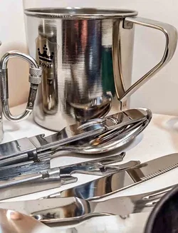 Outdoor-Set für Abenteurer: Emaille-Topf, Pfanne & Camping-Besteck für 2 Personen – Vorschau 2
