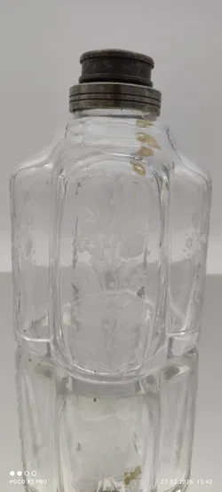 Handgefertigte Glasflasche aus Tiroler Kristallglas mit geschiffenen Blumenmotiven - Bild 2