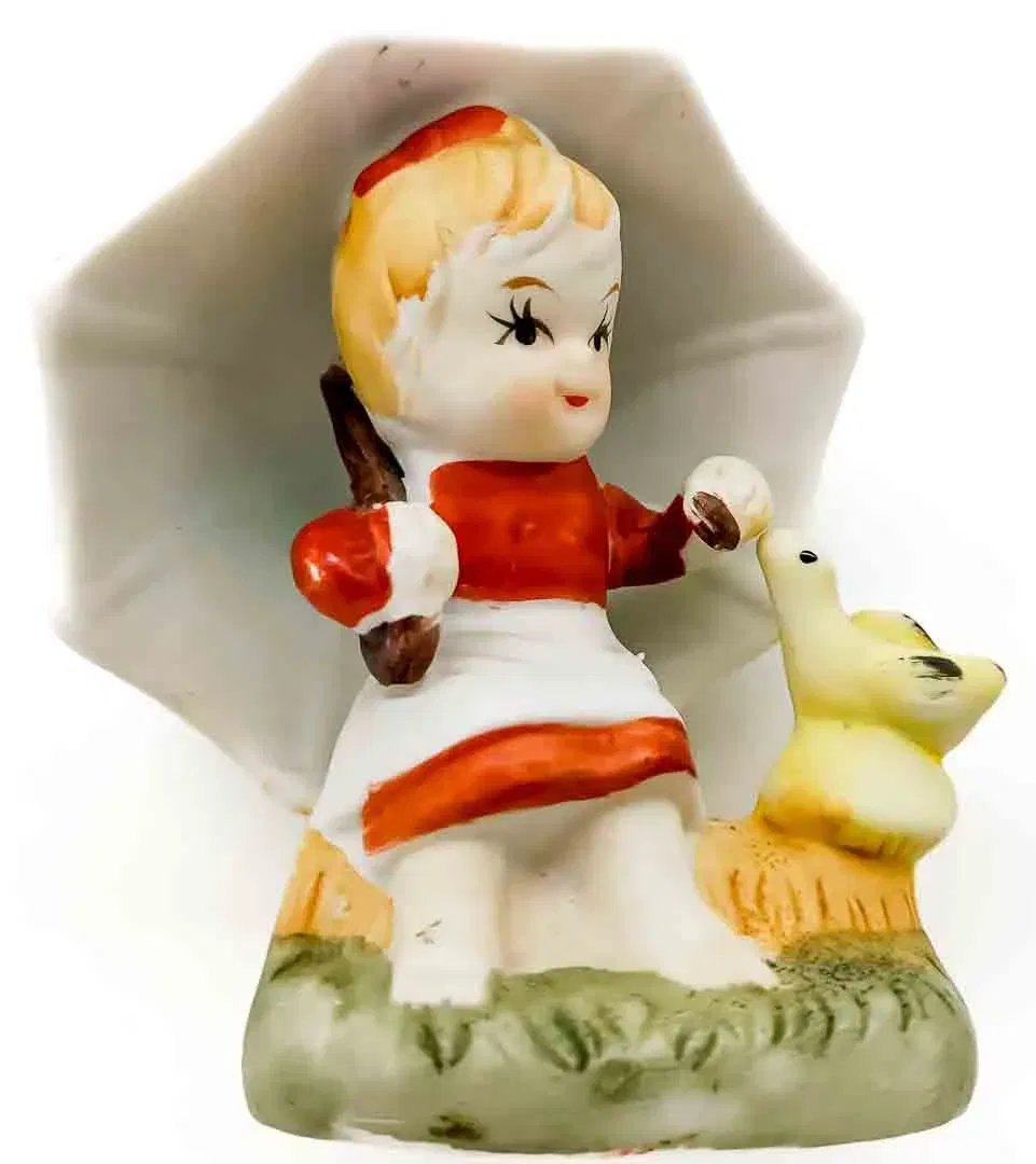 Mädchen mit Schirm und Vogel im Stil einer Hummel Figur  - Bild 1