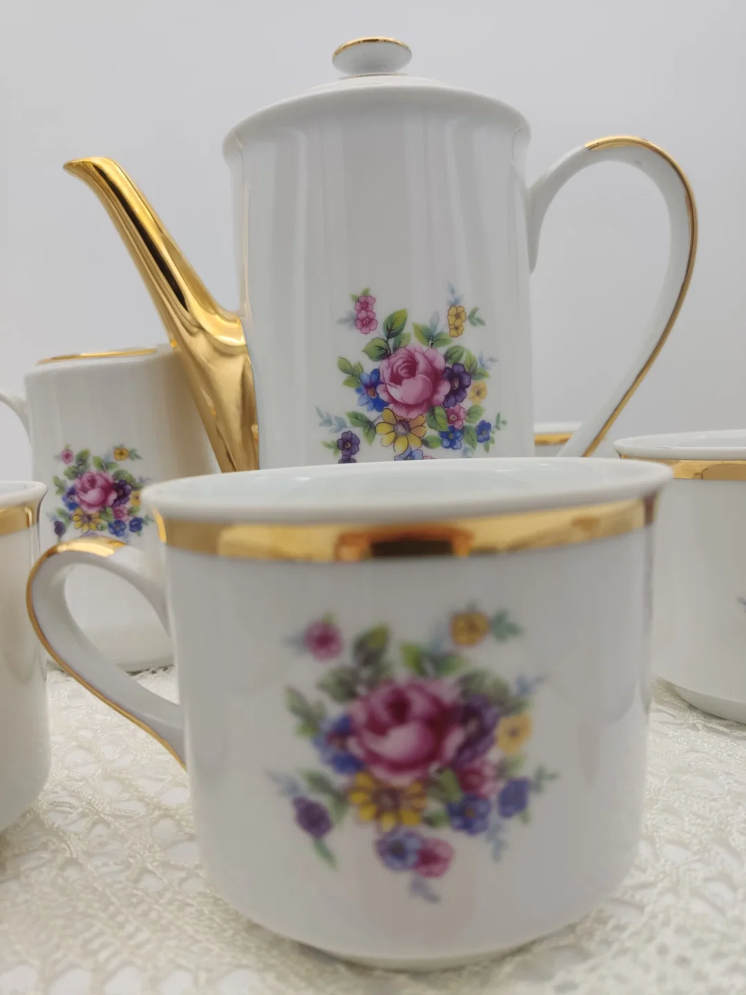  Porzellan-Teeservice mit Kanne & Milchkännchen, Goldrand | Vintage-Charme – Bild 4