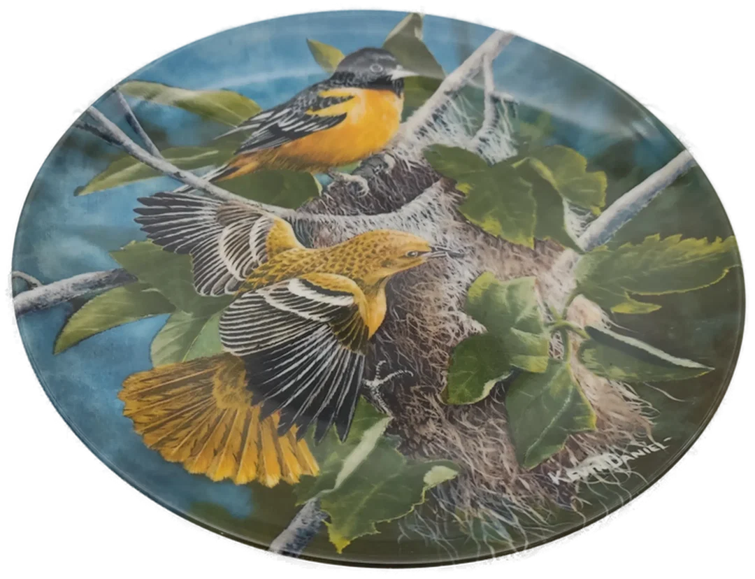 Porzellan Sammlerteller von Edwin M. Knowles, 3er Set, Kollektion Birds of Your Garden, "Ther Cardinal", "The Baltimore Oriole", "The Chickadee", von 1985 mit Wandhalterung – Bild 9