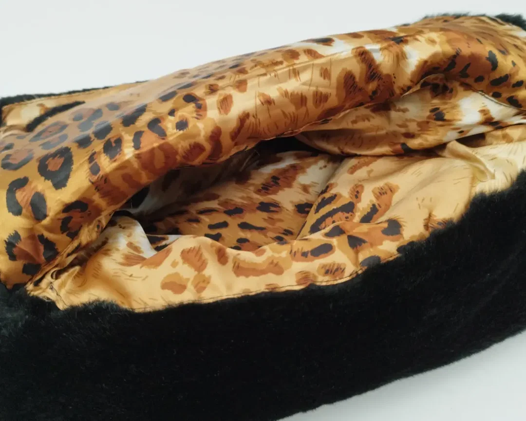 POMPÖÖS Faux Fur Tasche von Glööckler - mit Handwärme-Bereich – Bild 4