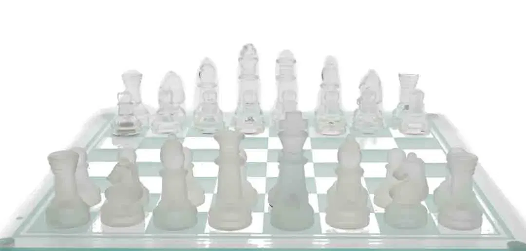 Schachbrett und Schachfiguren aus Glas in weiß - Bild 4