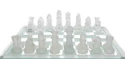 Schachbrett und Schachfiguren aus Glas in weiß - Bild 1