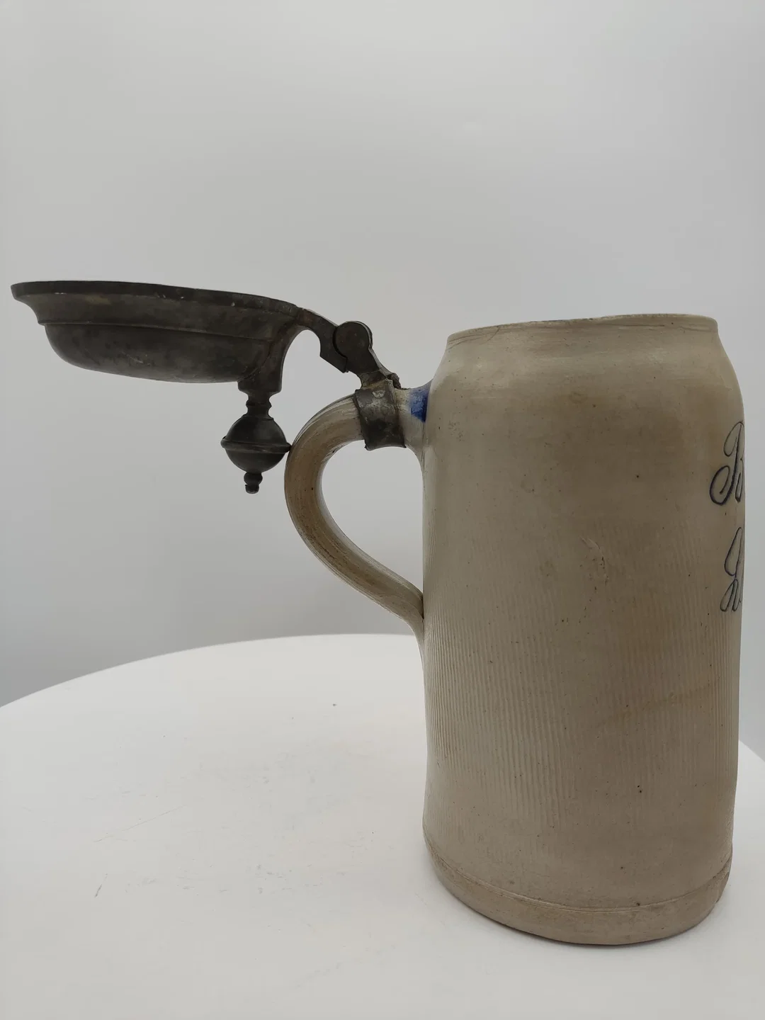 Bierkrug Brauerei Lohmer Steinzeug, Geprägter Zinndeckel 1 L  | Mit Charakterspur – Bild 11