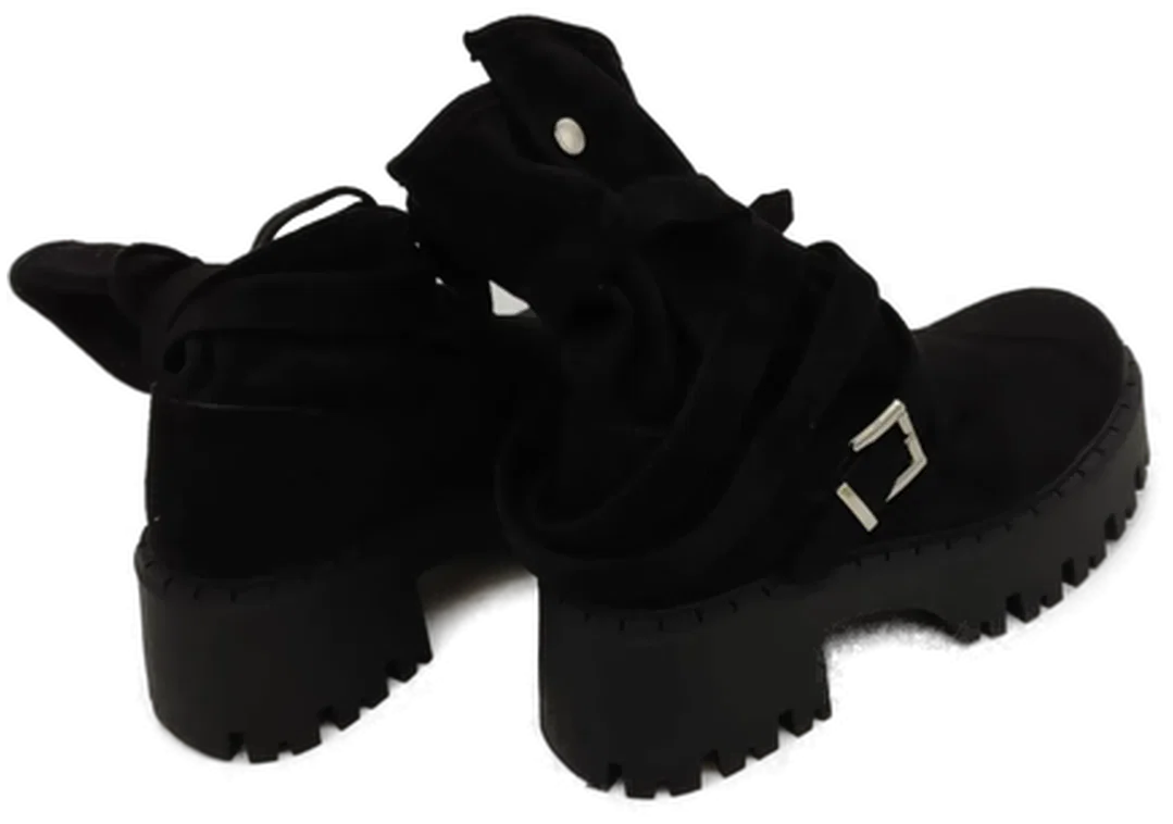 Schwarze Stiefel aus süßem Holz mit Trägern und kerbiger Sohle im Rock-Stil – Bild 2