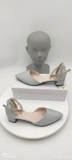 Silberfarbene Glitzer-Pumps mit Strass-Anhängern - Bild 3