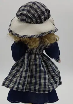 Hübsche Porzellanpuppe mit Hut  - Bild 3