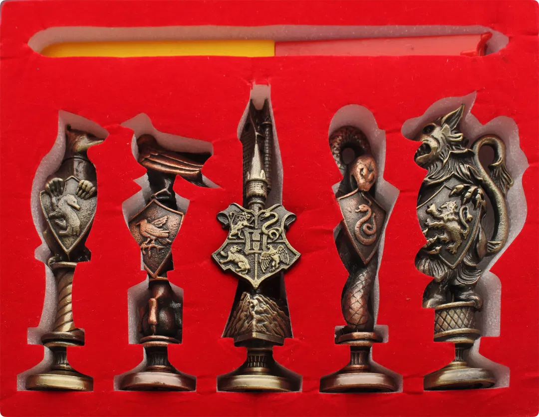 Harry Potter Siegelstempel-Set – 5 Metallstempel (Hogwarts & Häuser) inkl. rotem & gelbem Wachsstift – Sammlerbox - Bild 2