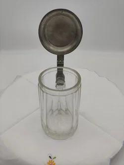 Antiker Glaskrug mit Keglerfigur und Kegel mit Kugel auf dem Zinndeckel, 0,5 Liter, ca 100 bis125 Jahre alt – Vorschau 3